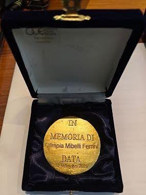 La Medaglia d’Oro “Città di Portoferraio” alla memoria di Olimpia Mibelli Ferrini.